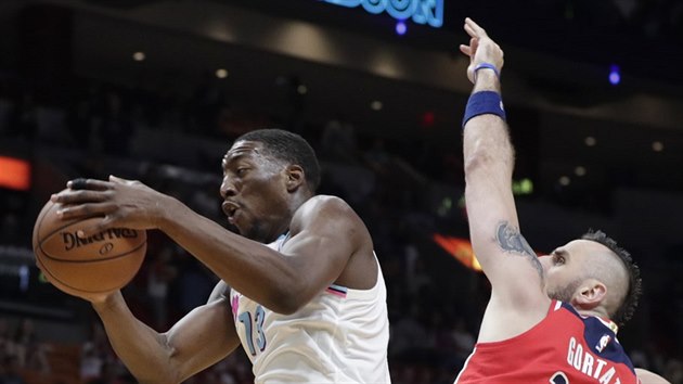 Bam Adebayo (v b�l�m) z Miami dosko�il v souboji s Marcinem Gortatem z Washingtonu.