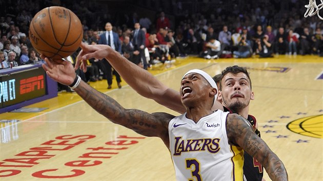 Isaiah Thomas (vlevo) z LA Lakers se pokou zakonit kolem Anteho iie z Clevelandu.