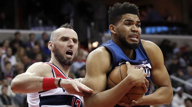 Marcin Gortat (vlevo) z Washingtonu atakuje Karla-Anthonyho Townse z Minnesoty.