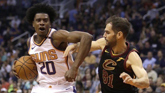 Josh Jackson (vlevo) z Phoenixu to na ko Clevelandu kolem Josho Calderna.