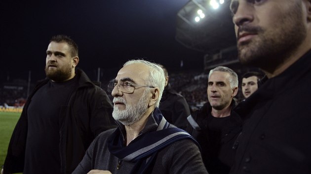 Ivan Savvidis, majitel PAOK Solu, vbhl s bodyguardy na hit pi utkn s AEK Atny.