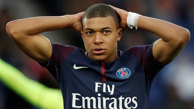 Kylian Mbapp z Paris Saint-Germain lituje zahozen ance.