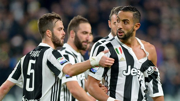 Medhi Benatia z Juventusu piel bhem zpasu s Atalantou o st dresu.