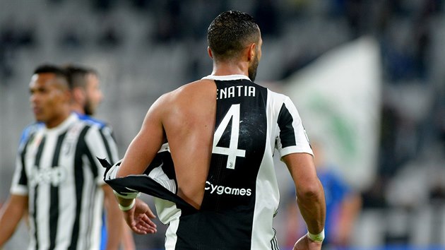 Medhi Benatia z Juventusu piel bhem zpasu s Atalantou o st dresu.