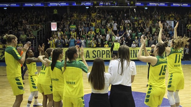 Basketbalistky Šoproně slaví postup na euroligové Final Four.