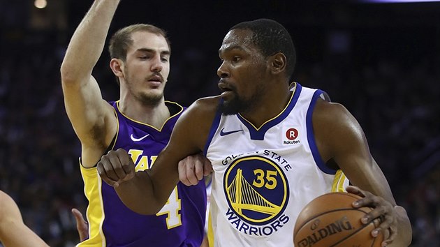 Kevin Durant (vpravo) z Golden State to na ko LA Lakers kolem Alexe Carusa.