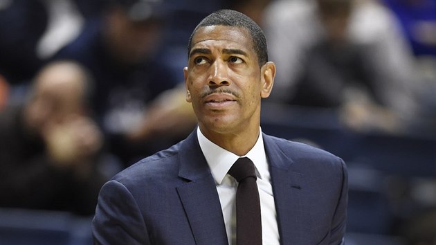 Kevin Ollie pi zpase Connecticutu sleduje vsledkovou tabuli.