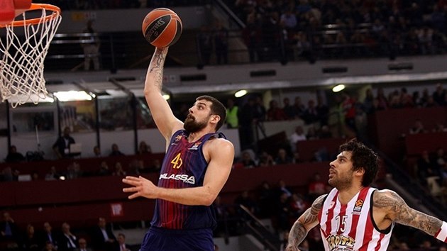 Adrien Moerman (vlevo) z Barcelony sme�uje do ko�e Olympiakosu, sleduje ho...
