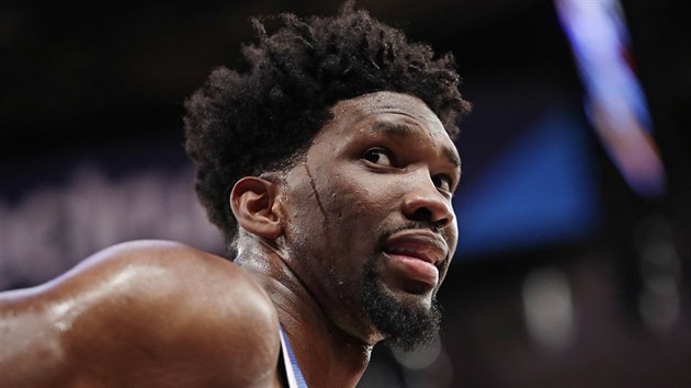 Joel Embiid z Philadelphie bhem zpasu s New Yorkem.