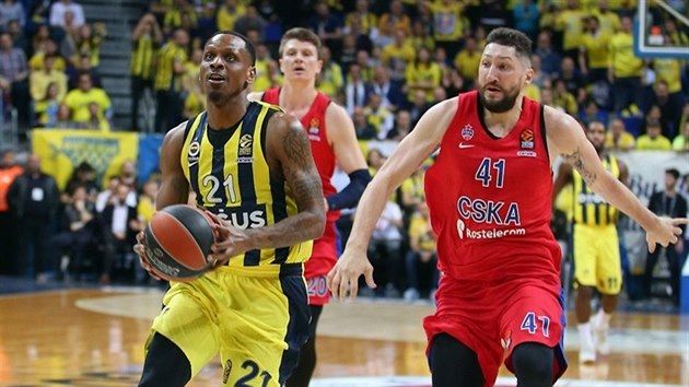 James Nunnally (vlevo) z Fenerbahce unikl Nikitovi Kurbanovovi z CSKA.