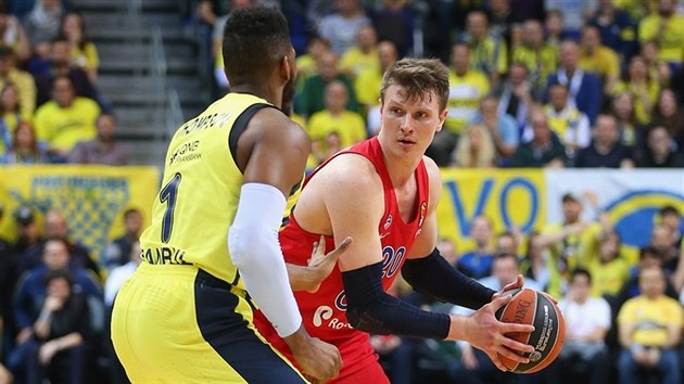 Andrej Voroncevi (vpravo) z CSKA Moskva brnn Jasonem Thompsonem z Fenerbahce.