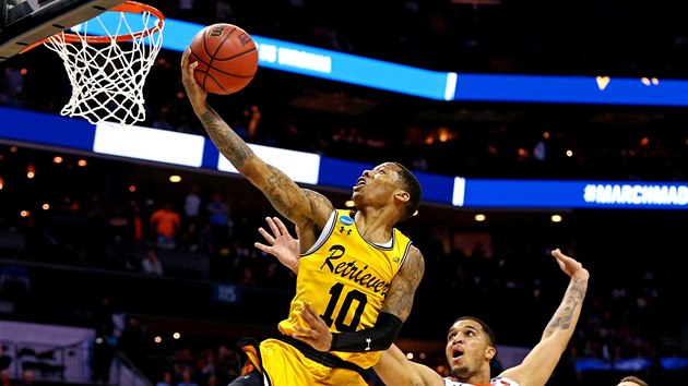 Jairus Lyles (10) z UMBC don m do koe Virginie kolem Isaiaha Wilkinse (21).