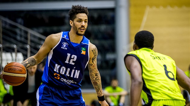 Kolnsk basketbalista Lee Skinner (vlevo) to kolem Kentwana Smithe z Brna.