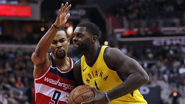 Lance Stephenson (vpravo) z Indiany se tla kolem Ramona Sessionse z Washingtonu.