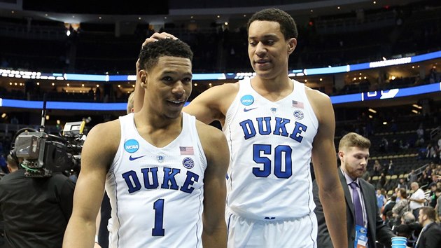 Trevon Duval (1) a Justin Robinson (50) z Duke se raduj z vhry.