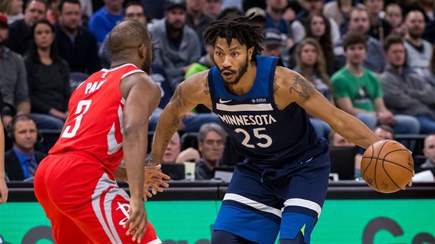 Derrick Rose (vpravo) z Minnesoty se tla�� kolem Chrise Paula z Houstonu.