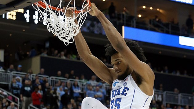 Marvin Bagley III. z Duke smeuje proti Rhode Island.