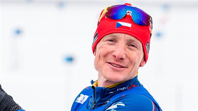 Český biatlonista Ondřej Moravec během nástřelu před smíšenou štafetou dvojic ve finském Kontiolahti.