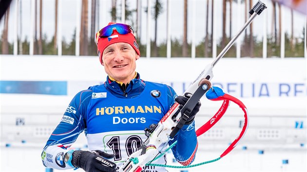 Český biatlonista Ondřej Moravec během nástřelu před smíšenou štafetou dvojic ve finském Kontiolahti.