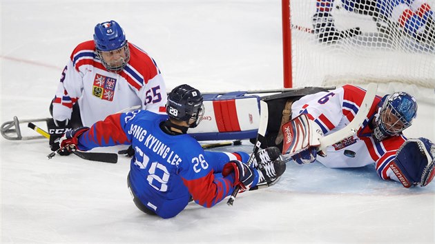 Brankář české sledge hokejové reprezentace Michal Vápenka zasahuje během duelu s Jižní Koreou.