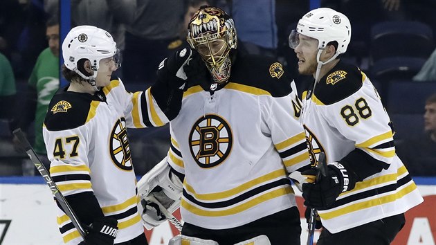 Hokejist Bostonu (zleva) Torey Krug, Tuukka Rask a David Pastrk slav vtzstv proti Tamp.