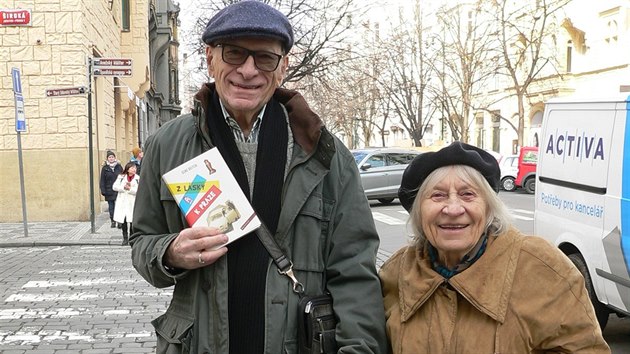 Gene Deitch s manželkou Zdenou a s českým vydáním své knihy