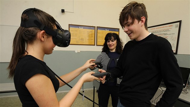 Krouek virtuln reality funguje na teplickm gymnziu kadou stedu po vyuovn. Zhruba destku astnk vede Vra Minakov
(v pozad). Studenti maj k dispozici speciln brle, kter jim umouj pronikat do svta 3D technologi.