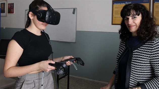 Krouek virtuln reality funguje na teplickm gymnziu kadou stedu po vyuovn. Zhruba destku astnk vede Vra Minakov
(vpravo). Studenti maj k dispozici speciln brle, kter jim umouj pronikat do svta 3D technologi.