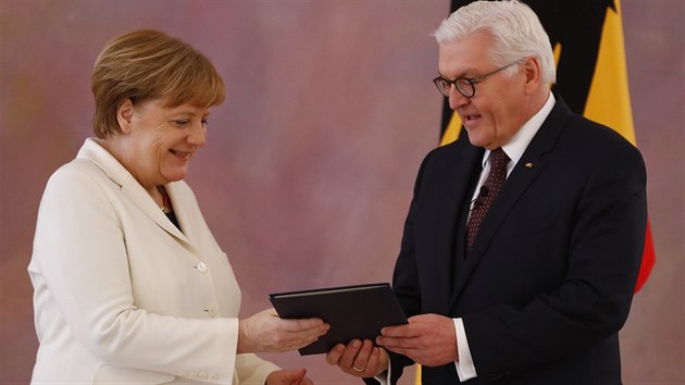 Prezident Frank-Walter Steinmeier do funkce jmenuje Angelu Merkelovou (14. bezna 2018).