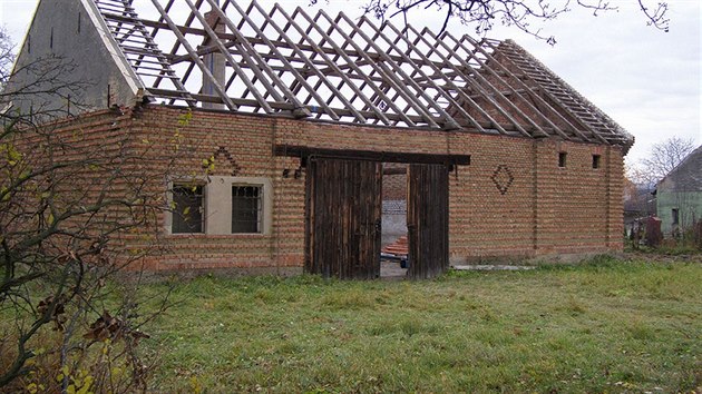 Když zastupitelstvo Grymova nedaleko Přerova odsouhlasilo nákup chátrající stodoly na okraji obce, zapojili se do její obnovy i místní občané.