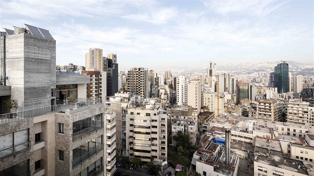 Brutalistní přístavba vyrostla na střeše jednoho z činžáků v libanonském Bejrútu. 