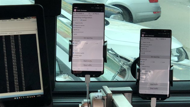 Samsung Galaxy S8 při testu mMIMO v Petrovicích. Jeden pro příjem signálu z antén pro 4G, druhý pro mMIMO.