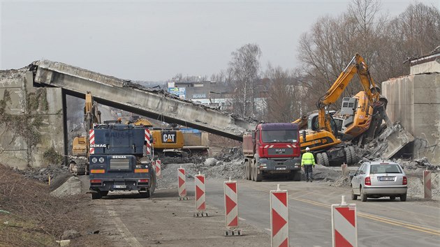 Na Novojinsku se ztil most, na kterm byl dlnk v bagru.