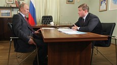 Ruský prezident Vladimir Putin hovoří s gubernátorem Pskovské oblasti Andrejem...