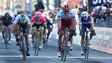 Marcel Kittel vítzí v 6. etap závodu Tirreno - Adriatico, zcela vlevo...