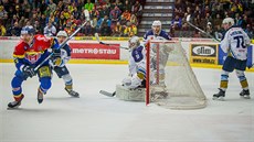 Momentka ze semifinálového souboje eské Budjovice vs. Kladno (bílá).