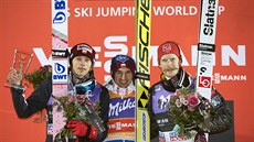 Tři nejlepší skokané ze závodu v Lillehammeru. Zleva: Kubacki, vítěz Stoch a...