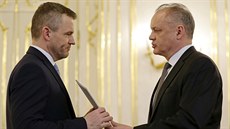 Slovenský prezident Andrej Kiska (vpravo) jmenoval Petera Pellegriniho novým...