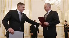 Dosluhující slovenský premiér Robert Fico (vlevo) předal demisi své vlády...