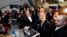 Pedsedkyn Národní fronty Marine Le Penová vhazuje do urny svj hlasovací...