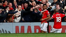 Marcus Rashford (Manchester United) slaví s fanou�ky branku do sít� Liverpoolu.