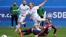 Luka Modri z Realu Madrid stílí na branku Eibaru.