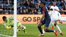 Eiji Kawaima z Mét zasahuje proti pokusu Christophera Nkunka z PSG.