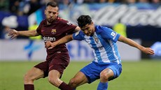 Jordi Alba z Barcelony (vlevo) v souboji s Chory Castrem z Málagy