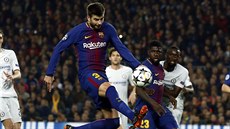 Stoper Barcelony Gerard Piqué krotí mí v utkání s Chelsea.