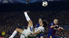 NَKY. Marcos Alonso (Chelsea) zkouel akrobatickým zpsobem zakonit v zápase...