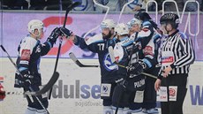 Plzenští hokejisté oslavují gól Milana Gulaše do sítě Olomouce.