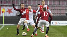 Miroslav Stoch ze Slavie (uprosted) hájí mí ped dotírajícími sparany...