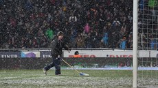 Husté sněžení během utkání Sparty a Slavie si vynutilo zásah úklidové čety.