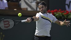 výcarský tenista Roger Federer zamuje svj forhend v semifinále turnaje v...